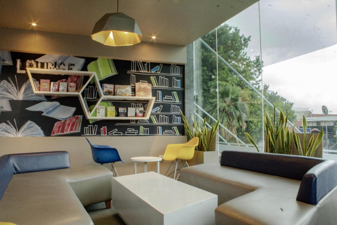 Md 7 Hotel Cirebon Eksteriør billede